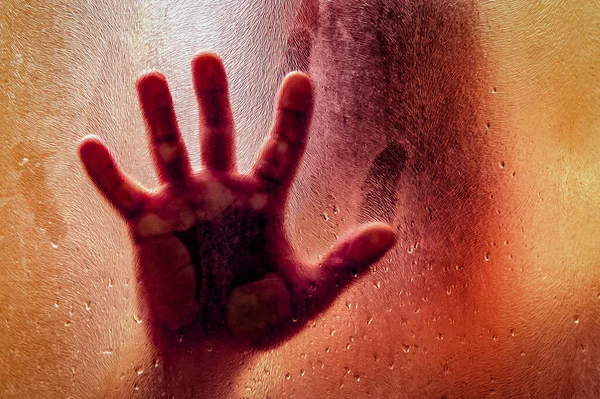 Mano Ensangrentada Contra Vidrio Ducha Húmedo Concepto Horror Imagen Tonificada — Foto de Stock