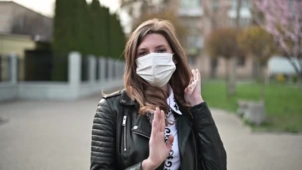 Máscara Viral Covid Mujer Caminando Espacio Público Usando Protección Facial — Vídeo de stock