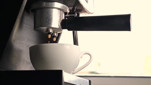 Ροή Καφέ Από Μηχανή Κούπα Σπίτι Κάνοντας Ζεστό Καφέ — Αρχείο Βίντεο