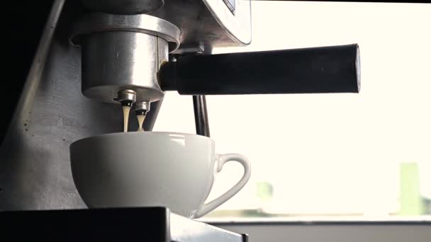 カップの中のマシンからコーヒーストリーム ホットコーヒーを作る家 — ストック動画