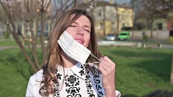 Mooie Vrouw Doet Het Gezichtsmasker Het Einde Van Het Epidemische — Stockvideo