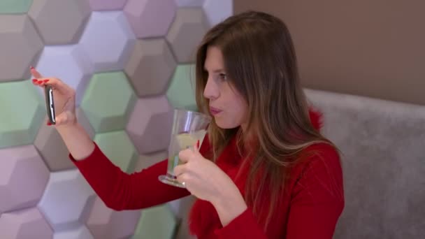 Vrouw Video Chatten Het Drinken Van Thee Terwijl Zitten Thuis — Stockvideo