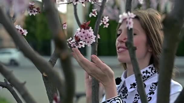 Belle Souriante Confiante Jeune Femme Apprécie Fleurs Sakura — Video