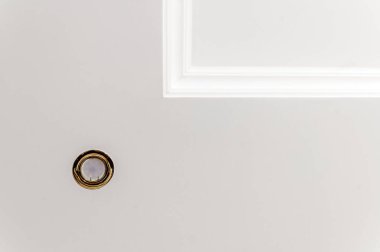 Tavanda beyaz alçıdan yapılmış hafif dekoratif öge