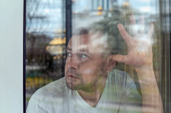 Человек Смотрит Окно Карантинная Самоизоляция — стоковое фото