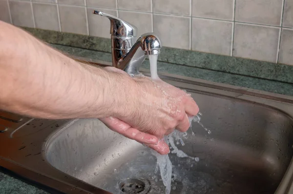 Manusia Mencuci Tangannya Dengan Sabun Sambil Melindungi Dirinya Dari Virus — Stok Foto