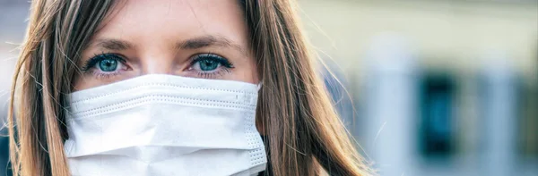 Maschera Virale Covid Donna Che Cammina Nello Spazio Pubblico Indossando — Foto Stock