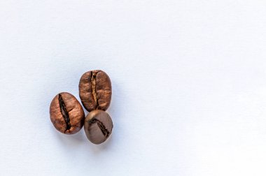 Hafif arka planda kahve çekirdekleri. Kavrulmuş kahve çekirdeği