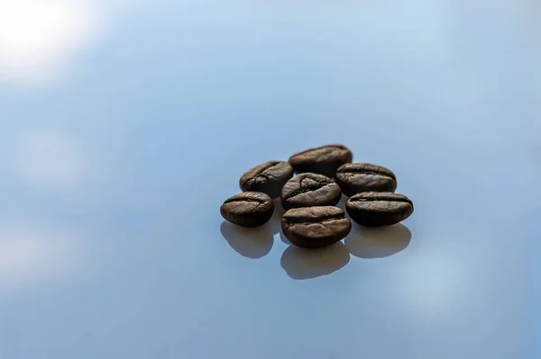 浅色背景的咖啡豆 烤咖啡豆 — 图库照片