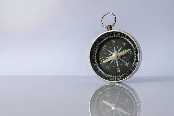 Kompass Auf Hellem Hintergrund Mit Kopierraum Als Richtung — Stockfoto