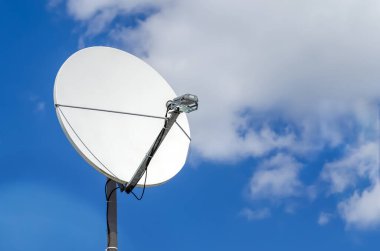 uydu çanağı mavi gökyüzüne karşı