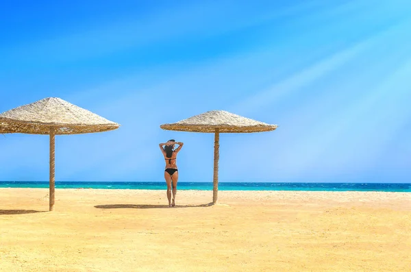 Chica Solitaria Una Playa Vacía — Foto de Stock