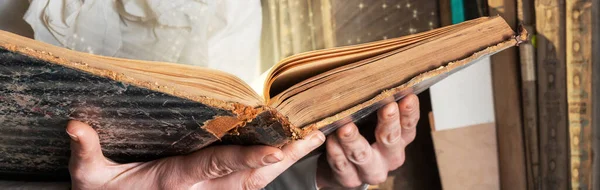 Licht Das Aus Einem Alten Buch Frauenhand Kommt Konzept Der — Stockfoto