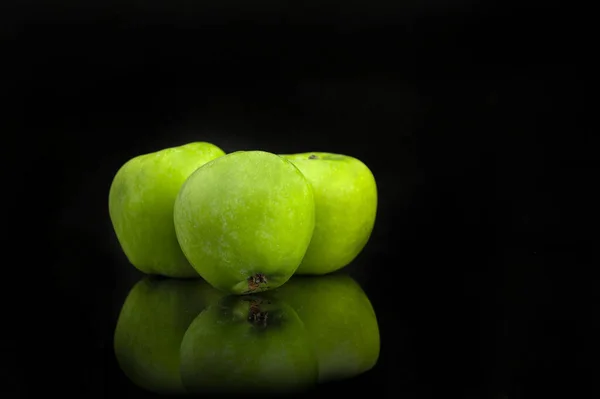 Зеленые Яблоки Отражением Черном Фоне Селективный Фокус — стоковое фото