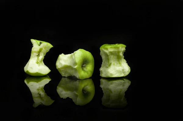 Zöld Almák Darabjai Fekete Alapon Tükröződve — Stock Fotó