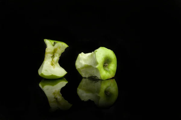 Zöld Almák Darabjai Fekete Alapon Tükröződve — Stock Fotó