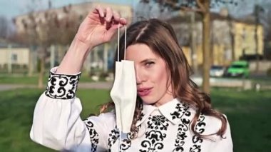 Tıbbi maske, koronavirüse karşı koruma. Salgının sonu. Dışarıdaki bir kadının portresi.