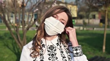 Tıbbi maske, koronavirüse karşı koruma. Salgının sonu. Dışarıdaki bir kadının portresi.