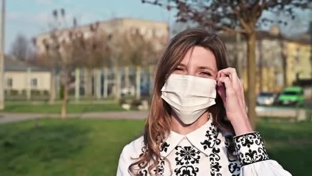 Tıbbi Maske Koronavirüse Karşı Koruma Salgının Sonu Dışarıdaki Bir Kadının — Stok video
