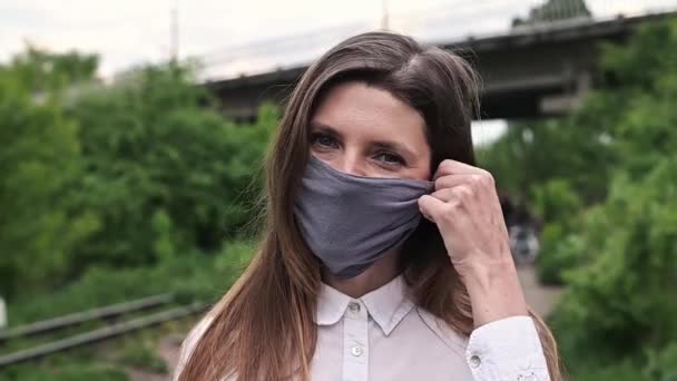 Maschera Medica Protezione Contro Coronavirus Fine Della Pandemia Ritratto Donna — Video Stock