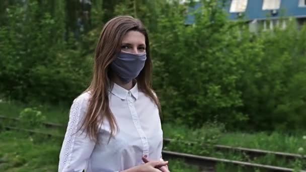 医疗面罩 防止结肠病毒 大流行病的终结妇女在户外的画像 — 图库视频影像