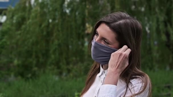 Медична Маска Захист Від Коронавірусу Кінець Пандемії Портрет Жінки Відкритому — стокове відео