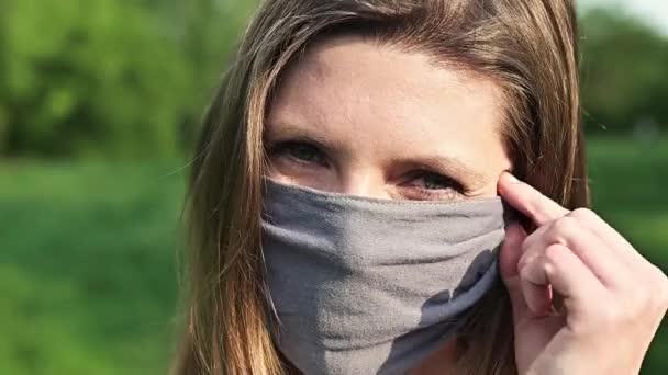의료용 마스크 코로나 바이러스 전염병의 여자의 — 비디오