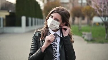 Tıbbi maske, koronavirüse karşı koruma. Salgının sonu. Dışarıdaki gülümseyen kadının portresi.