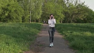 Tıbbi maske, koronavirüse karşı koruma. Salgının sonu. Dışarıdaki bir kadının portresi.
