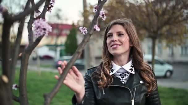 Fin Pandemia Retrato Una Mujer Oliendo Flores Sakura Aire Libre — Vídeos de Stock
