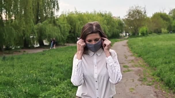Donna Scarpe Ginnastica Cammina Una Strada Sterrata Ragazza Vestita Jeans — Video Stock