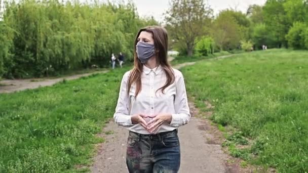 医療マスクコロナウイルスからの保護 パンデミックの終わり 笑顔の女性の肖像屋外 — ストック動画