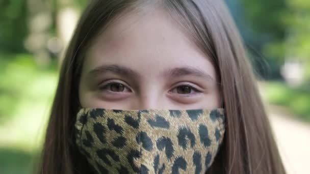 Ragazza Maschera Virus Natura Primo Piano Ritratto Giovane Ragazza Felice — Video Stock