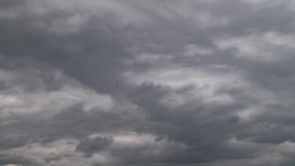 Timelapse Rörliga Dramatiska Moln Blåser Från Vänster Till Höger Himlen — Stockvideo