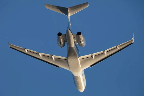 Luksusowy Biznesowy Samolot Odrzutowy Wznoszący Się Błękitnego Nieba — Zdjęcie stockowe