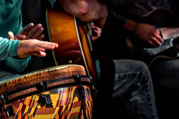 Petit Groupe Acoustique Jouant Des Airs Dans Une Rue District — Photo