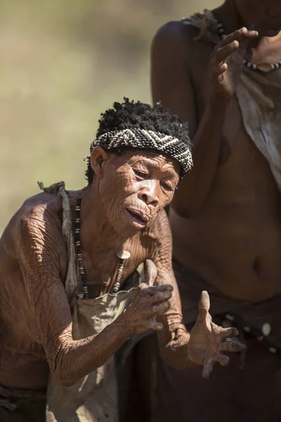 Himba Frau posiert in ihrem Dorf — Stockfoto