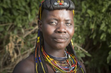  Himba kadın köyde