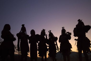 Himba köylüler trditional dans gerçekleştirmek