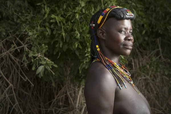 Himba Frau im Dorf — Stockfoto
