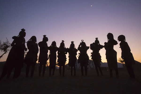 Himba dorpelingen voeren trditional dans — Stockfoto