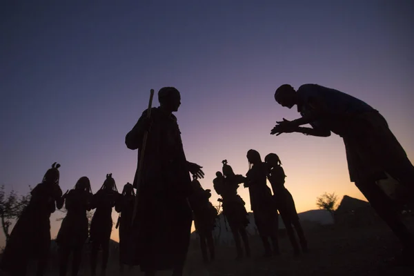 Himba vesničané provést tanec z roštěnce — Stock fotografie