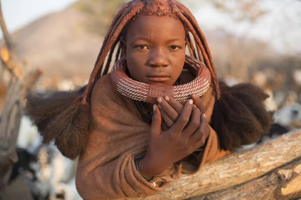 Himba mulher na aldeia — Fotografia de Stock