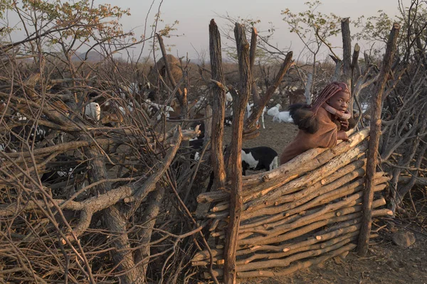 Chłopiec Himba w wiosce — Zdjęcie stockowe