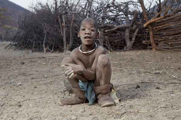 Himba pojke i byn — Stockfoto