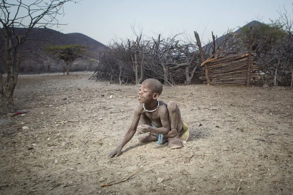Himba menino na aldeia — Fotografia de Stock