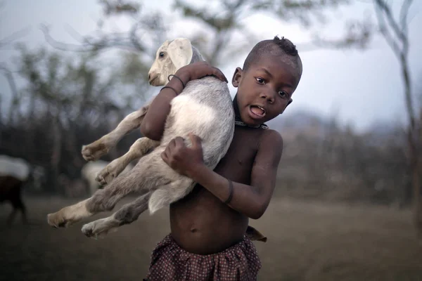 Chico Himba en la aldea — Foto de Stock