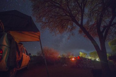 Gece kamp park alanında