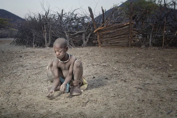Chłopiec Himba w wiosce — Zdjęcie stockowe