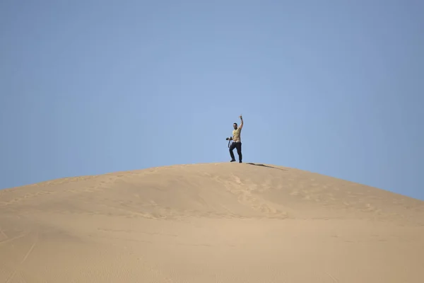 Fotógrafo de pie en la cima de la duna —  Fotos de Stock